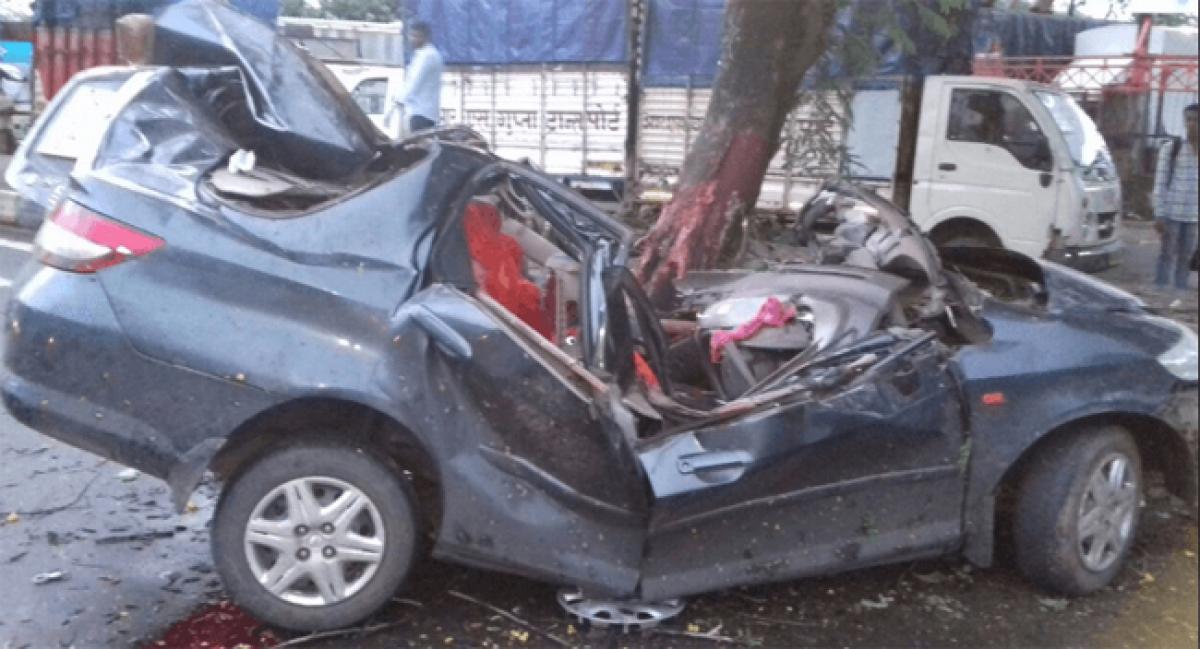 Speeding car rams into tree, kills five in Mumbai